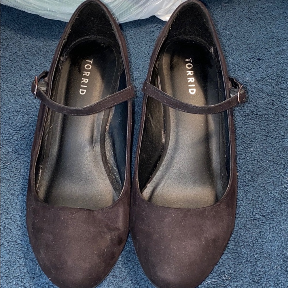 black comfy heels